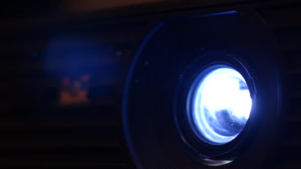 Beam projector op een zwarte achtergrond, close-up — Stockvideo