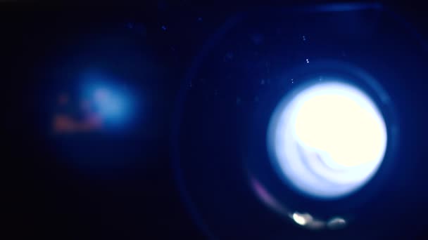 Beam projector op een zwarte achtergrond, close-up — Stockvideo