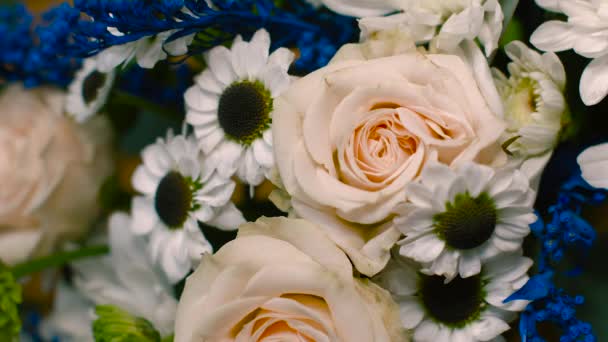 Originele Bouquet van rozen en madeliefjes — Stockvideo