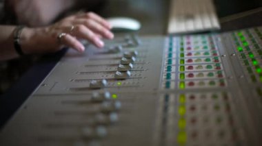 Radyo sinyalleriyle iletilen yazmak 4 k için konsol