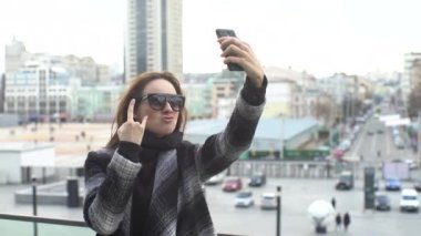 Güneş gözlüğü koruma kız Selfie telefon yapar