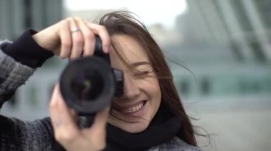Güzel genç kadın fotoğrafçı 4k