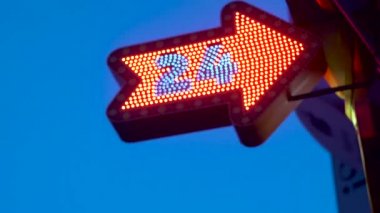 24 saat Neon işareti oku