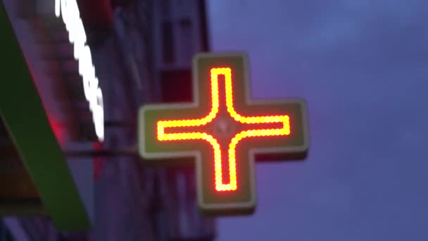 Neon teken groene Kruis apotheek — Stockvideo
