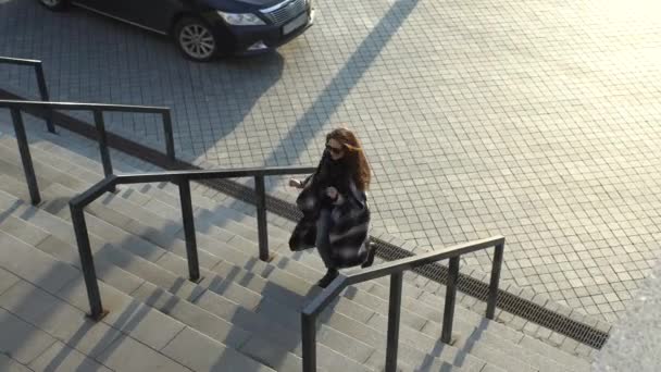 Молодая женщина бежит вверх по лестнице 4k — стоковое видео