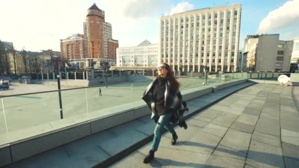 Fille marche à travers la ville par une journée ensoleillée , — Video