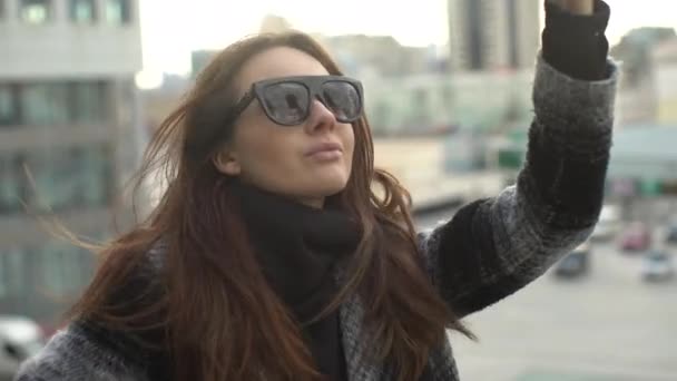 Menina em óculos de sol proteção faz selfie telefone — Vídeo de Stock