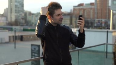 Genç adam saçı 4 k ayarlar