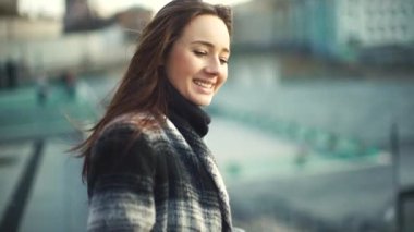 Genç kadın el sallıyor.