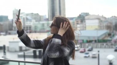 Güneş gözlüğü koruma kız Selfie telefon yapar