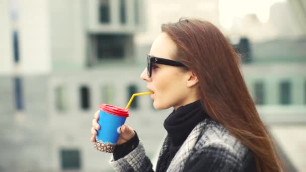 Mulher bebendo café de uma palha — Vídeo de Stock