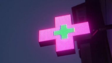 Neon işareti yeşil haç Eczanesi