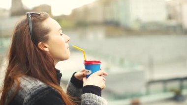 Pipet kahve içme kadın