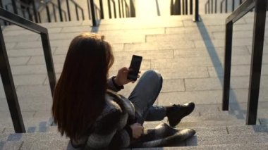 Kadın basamaklarında oturan ve Evet