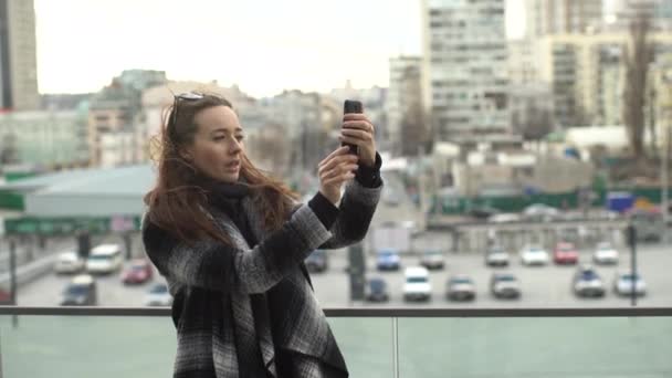 Κορίτσι σε γυαλιά προστασία από τον ήλιο κάνει Selfie τηλέφωνο — Αρχείο Βίντεο
