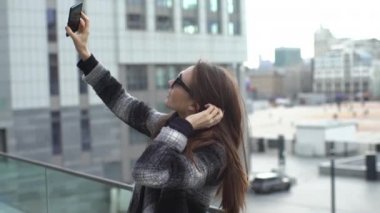 Güneş gözlüğü koruma kız Selfie telefon yapar