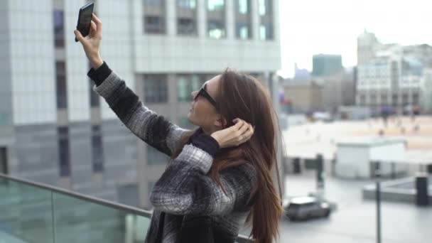 Дівчинка в окулярах фотозахист робить Selfie телефон — стокове відео