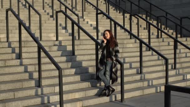 Fille est debout sur les marches avec un téléphone — Video