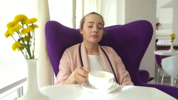 Mädchen in einem Café und Kaffee trinken 4k — Stockvideo