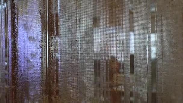 Água flui para baixo da parede — Vídeo de Stock
