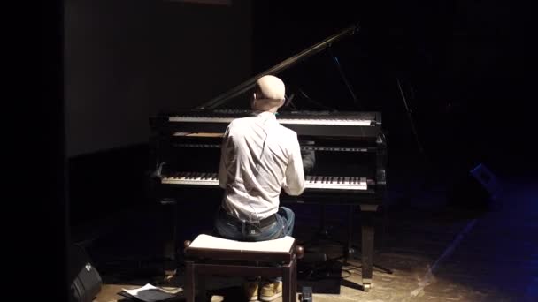 Un hombre tocando el piano — Vídeo de stock