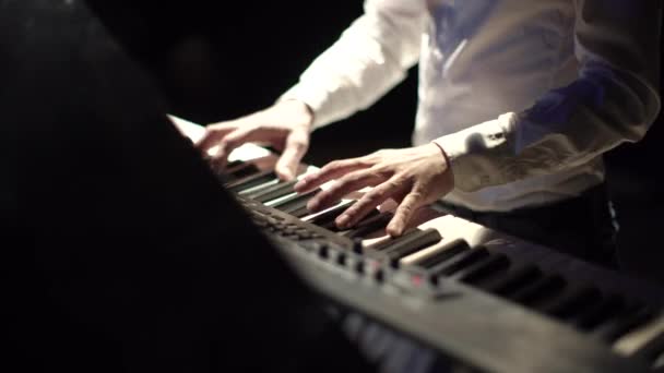 Szczelnie-do góry ręce mężczyzna gra na pianinie — Wideo stockowe