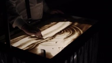 Sanatçının el bir siluet adam ve kız çizer