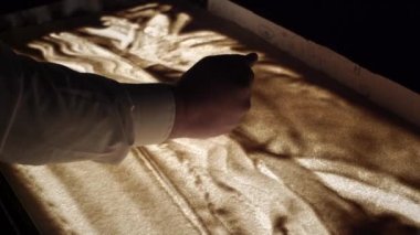 Seven çift günbatımı kum üzerinde eller berabere