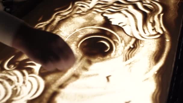 Mão do artista desenha o olho na areia — Vídeo de Stock