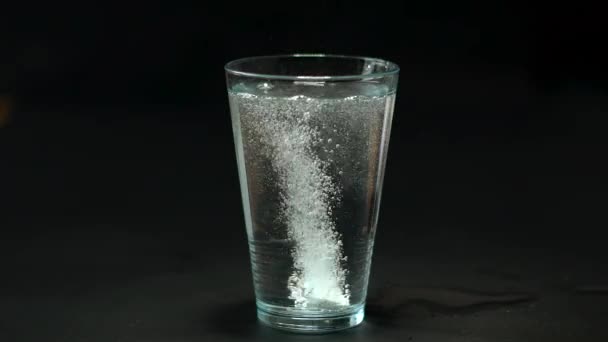 Aspirin Tablet valt op de bodem van het water — Stockvideo