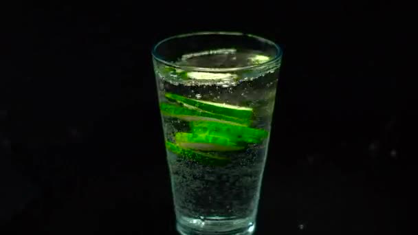 Tranches de concombre tombant dans un verre — Video