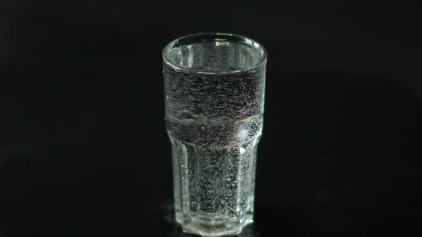 un grand bocal en verre avec de l'eau minérale 