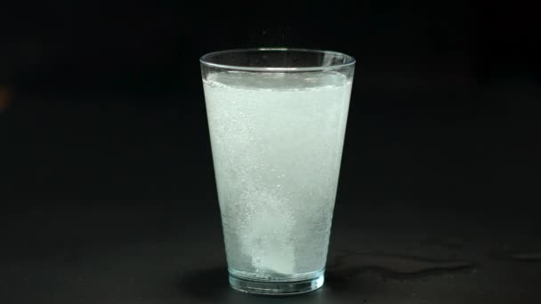 Aspirine tombe au fond de l'eau 