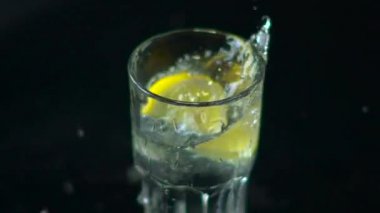 dilim limon bir bardak su damlaları