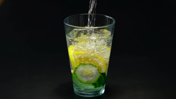 Water gegoten in een glas — Stockvideo