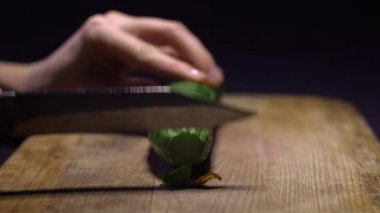 Ahşap Tahtalarda Bıçak Kesme Salatalık