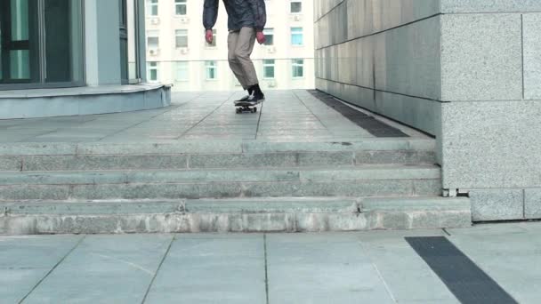 Um homem montando em um skate e pular — Vídeo de Stock