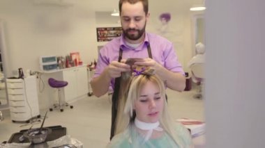 Güzellik Salonunda Güzel Genç Sarışın Kadın