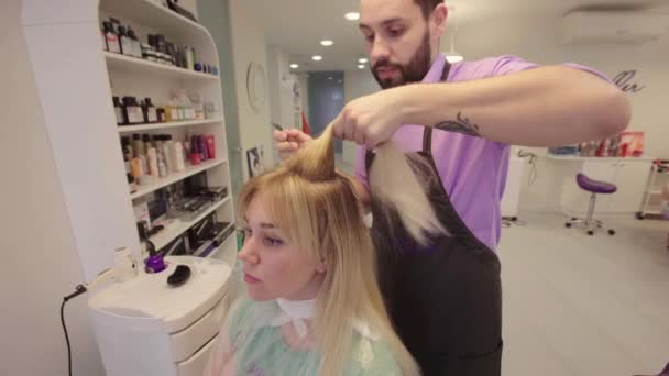 Piękna młoda blond kobieta w Barbershop — Wideo stockowe