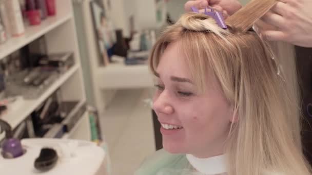 Stylist parrucchiere rende la colorazione dei capelli — Video Stock