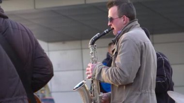 Sokak müzisyeni saksafon oynamaya