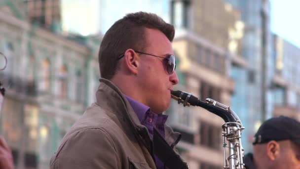 Närbild av en saxofonist — Stockvideo
