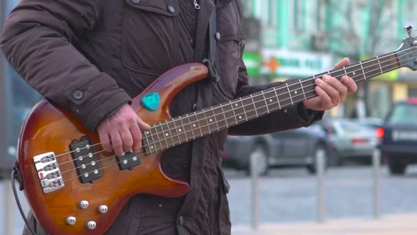 Gitarrist spielt auf der Straße — Stockvideo