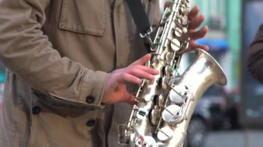 Sokak müzisyeni saksafon oynamaya