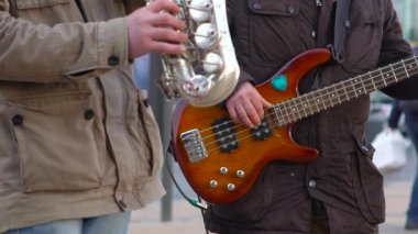 Gitarist ve saksofoncu sokakta oynarken