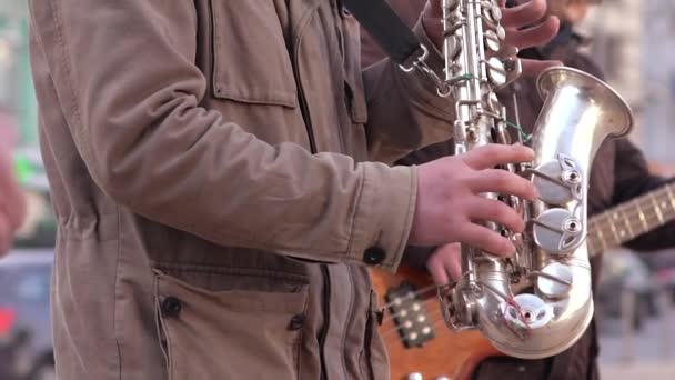 吹奏萨克斯管 — 图库视频影像