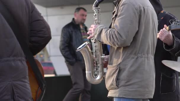 Straßenmusiker spielt Saxofon — Stockvideo