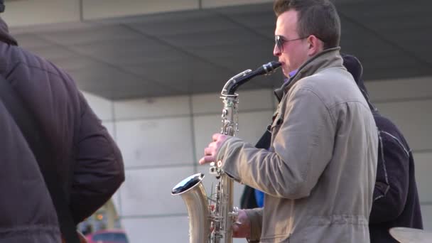 Straßenmusiker spielt Saxofon — Stockvideo