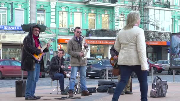 Gruppe von Musikern spielt auf der Straße — Stockvideo