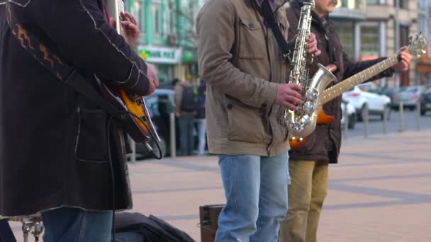 Grupo de músicos tocando en la calle — Vídeos de Stock